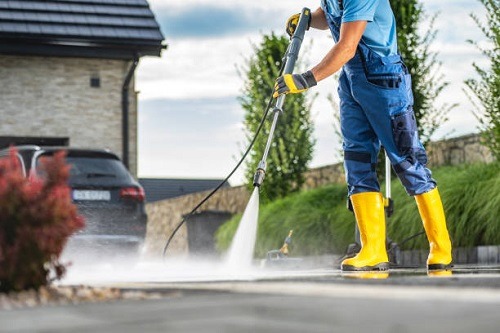 Read more about the article How to Start a Pressure Washing Business: Costs, Pricing, And Licenses